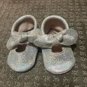 Freshly Picked bow knot moccasins with hard sole bottom size 3